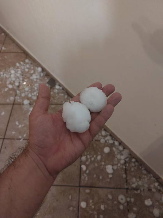 Grandine delle dimensioni di palline da ping pong, scrive Kevin Hamlinck con le foto della grandine caduta nel veronese durante una grandinata di cinque minuti intorno alle 23:00.