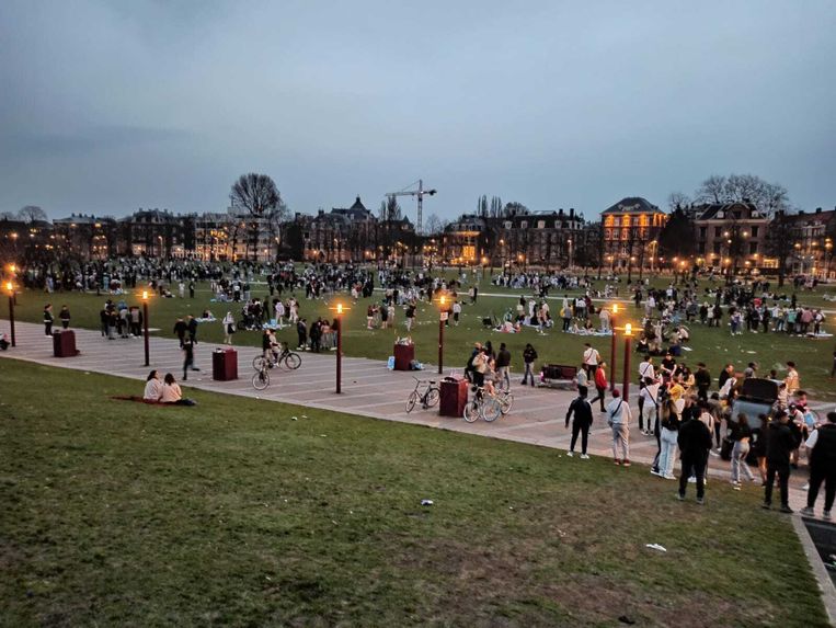 Groepen jongeren feesten op Museumplein, 1 gewonde