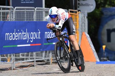 Lotto Dstny-talent Alec Segaert knalt naar roze in openingstijdrit van Giro voor beloften