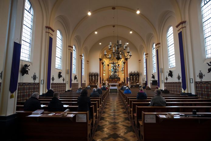 De eucharistieviering in de Willibrorduskerk in Steenderen. Het godshuis gaat op korte termijn dicht.