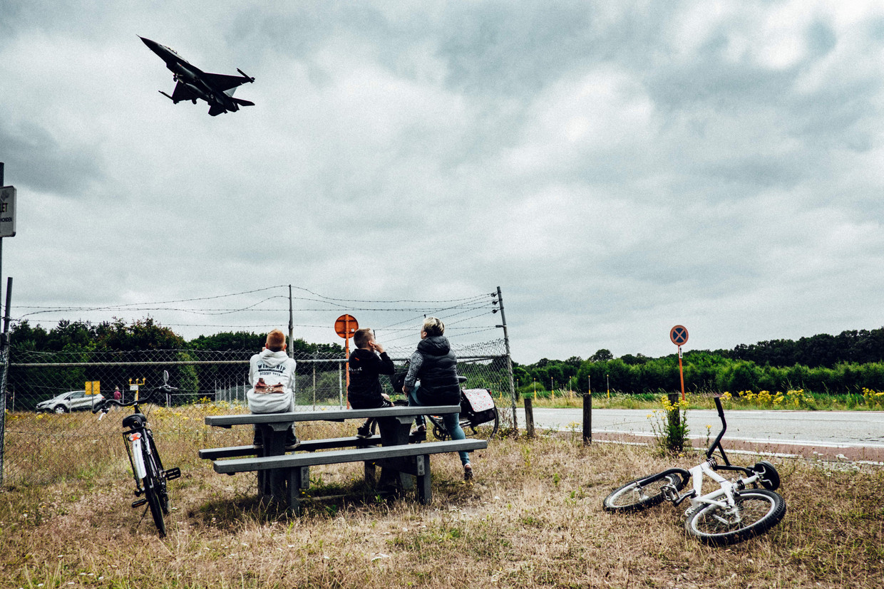 Een F-16 stijgt op van de luchtmachtbasis van Kleine Brogel. Beeld thomas sweertvaegher