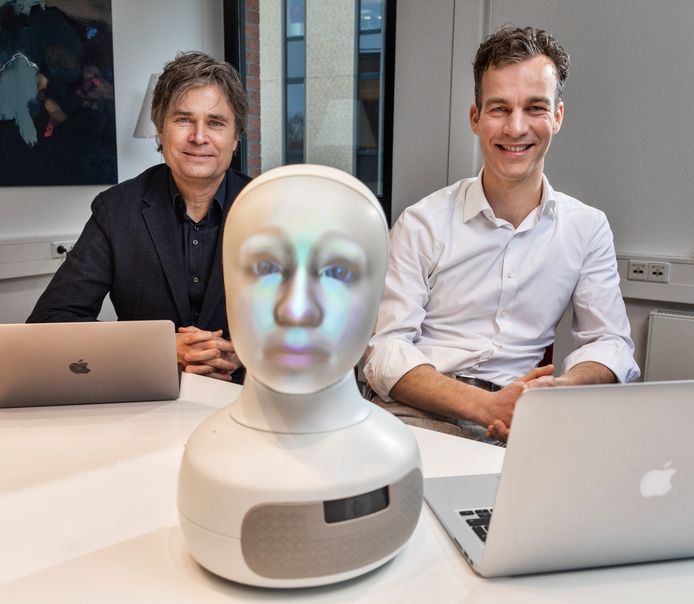 Jan Kwint en Ivo Winkes met in het midden LTP-robot Sigmund.