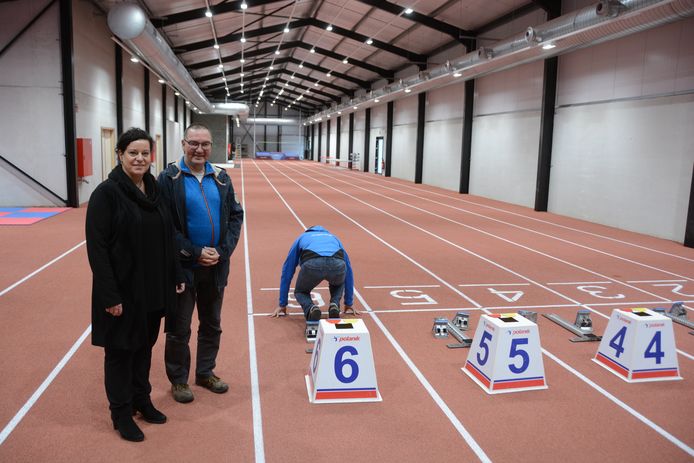 Schepen Katrien Claus en Danny Poppe van het bouwcomité Volharding bij de gloednieuwe indoor sprintbaan.