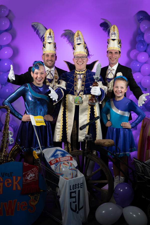 Vorst Rogier (m) met zijn twee adjudanten Peter (l) en Sander (r)