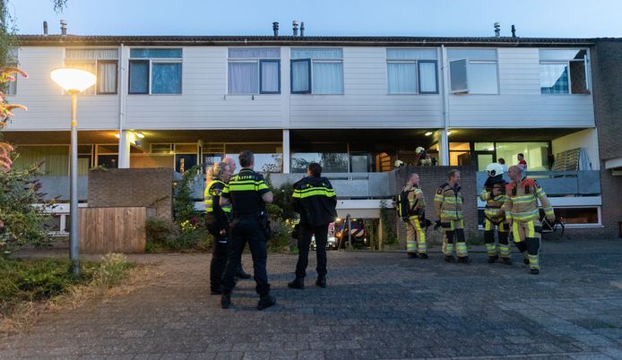 Politie en brandweer bij de woning in Deventer.