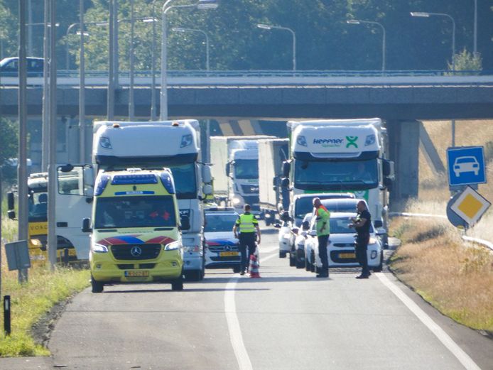 Hulpdiensten op de A35 bij Enschede, nadat woensdagochtend een motorrijder gewond raakte door een aanrijding met een vrachtwagen.