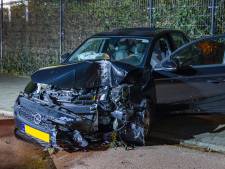 Automobilist rijdt frontaal tegen lantaarnpaal aan