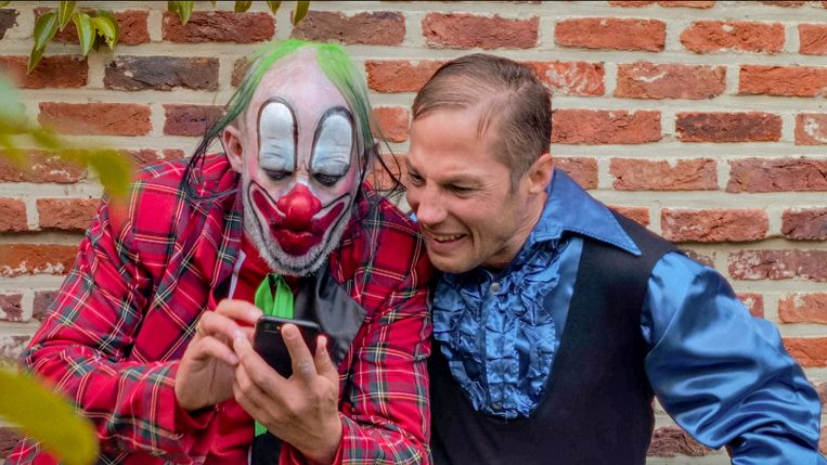 In een van de afleveringen kropen Staf en Mathias Coppens in de huid van een creepy Bassie en Adriaan. Beeld DPG Media