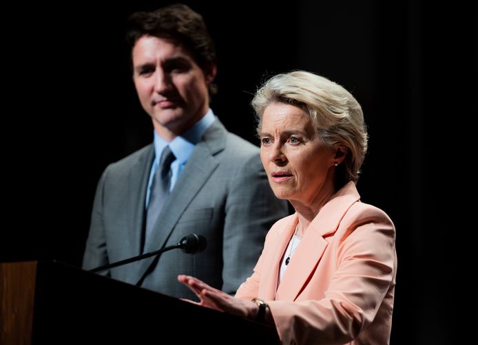 Ursula von der Leyen, de voorzitter van de Europese Commissie met op de achtergrond Justin Trudeau, de premier van Canada. (07/03/23)