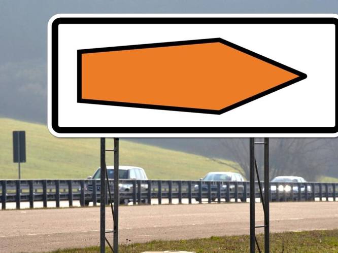 Wat betekenen de oranje pijlen langs de Duitse Autobahn? En een zwarte stip in een cirkel? 