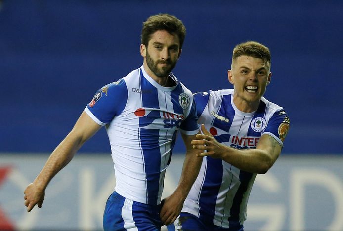 Will Grigg wordt gefeliciteerd door teamgenoot Max Power na zijn treffer.