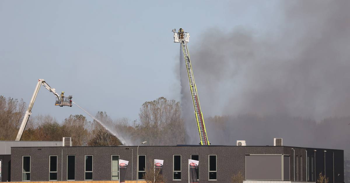 Grote brand op bedrijventerrein, vuur overgeslagen naar tweede pand