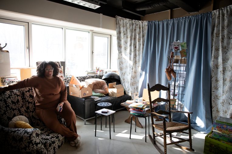 Nathifa Elshot in de Bijlmer Bookstore Beeld Judith Jockel