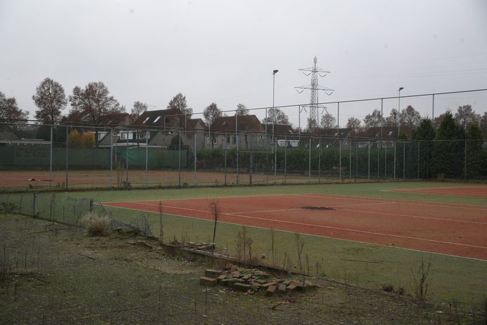 Het verlaten tennispark in de Helmondse wijk Rijpelberg.