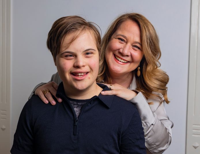 Linda Germs met haar zoon Lukas, die het syndroom van Down heeft.