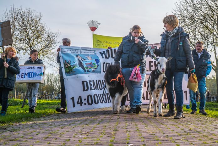 Een eerder protest tegen de megaschool in Tanthof