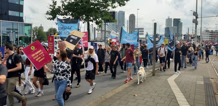 Honderden mensen demonstreren in Rotterdam.