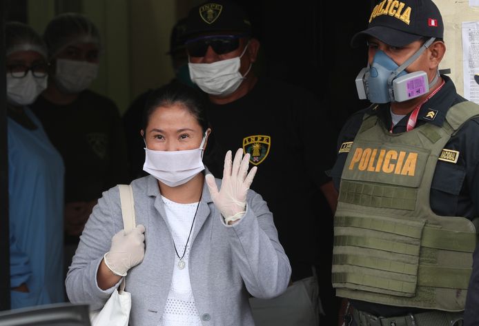 Fujimori verliet de vrouwengevangenis in Lima met een gezichtsmasker en witte handschoenen. (04/05/2020)