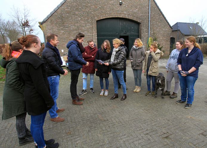 Archieffoto: Joriene  Beks  van La Vie en Rose ( midden) is blij verras met de cheque van 1500 euro , die zij kreeg van Ruben de Ronde, ( links midden) voorzitter leerlingenraad van Prinsentuin College , verder op de foto jongeren die daar stage lopen en/of in een project zitten.
foto : Gerard van Offeren