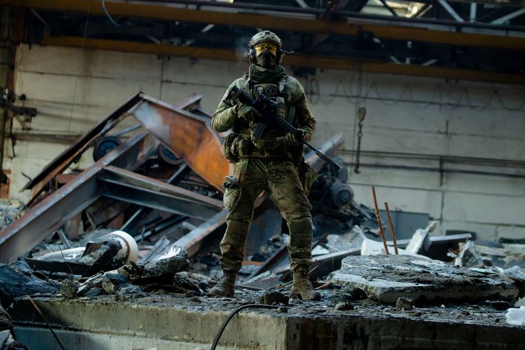 Een Oekraïense militair te midden van wat enkele maanden geleden nog een busdepot was in Bachmoet. Beeld Global Images Ukraine via Getty