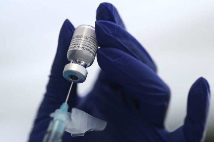 Een zorgmedewerker bereidt zich voor om iemand te vaccineren met het vaccin van Pfizer en BioNTech.