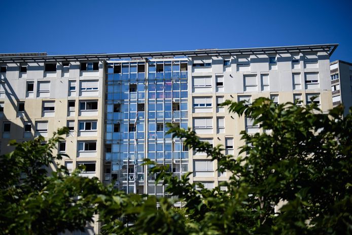 Sur cette photo d'archive prise le 17 juillet 2021, des draps attachés ensemble et utilisés pour s'échapper sont vus se balançant des fenêtres après que trois personnes ont péri dans un incendie dans un immeuble en partie squatté, aux "Flamants", un quartier défavorisé de Marseille, dans le sud de la France.