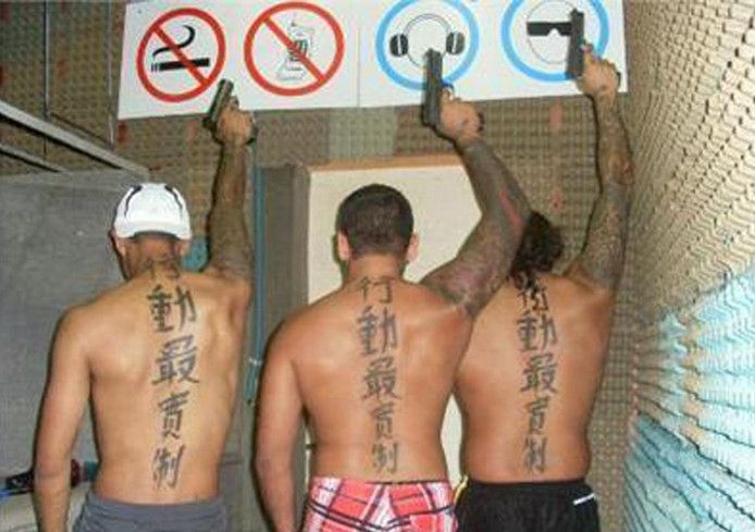 De tattookillers danken de bijnaam aan hun identieke, grote tatoeages van Chinese letters op hun rug.