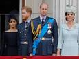 Prins Harry en Meghan op het balkon van Buckingham Palace met prins William en Kate.