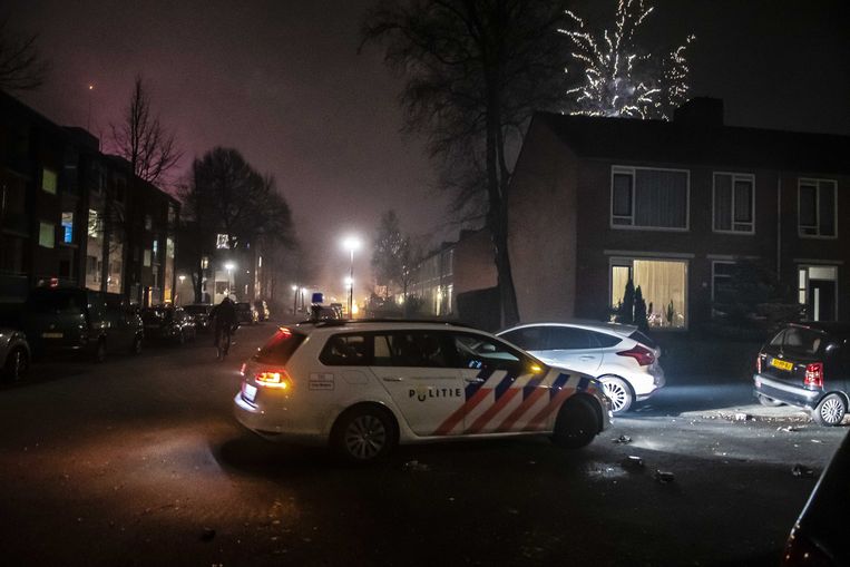 Politie tijdens Oud en Nieuw afgelopen jaar in de wijk Paddepoel in Groningen. Beeld ANP