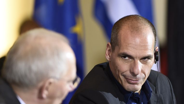 De Duitse minister van Financiën Wolfgang Schäuble en zijn Griekse ambtsgenoot Yanis Varoufakis (rechts) Beeld anp