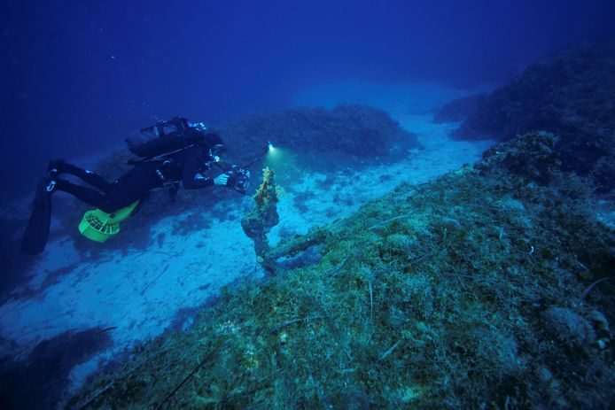 Een diepzeeduiker in de buurt van het plaatsje Fourni waar de 58 scheepswrakken zijn gevonden.