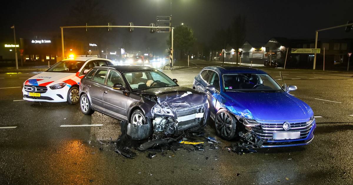 Harde botsing op kruising in Apeldoorn: twee autos flink in de kreukels.