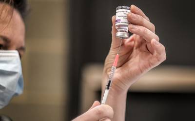 LIVE. Nu meer dan 400.000 inwoners gevaccineerd - Johnson: uiterlijk juli prik voor alle Britse volwassenen