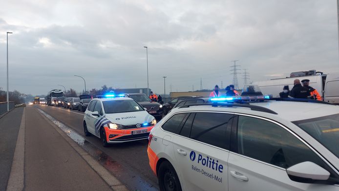 De lokale politie van Balen, Dessel en Mol controleerde boorddocumenten op de brug van Mol-Donk.