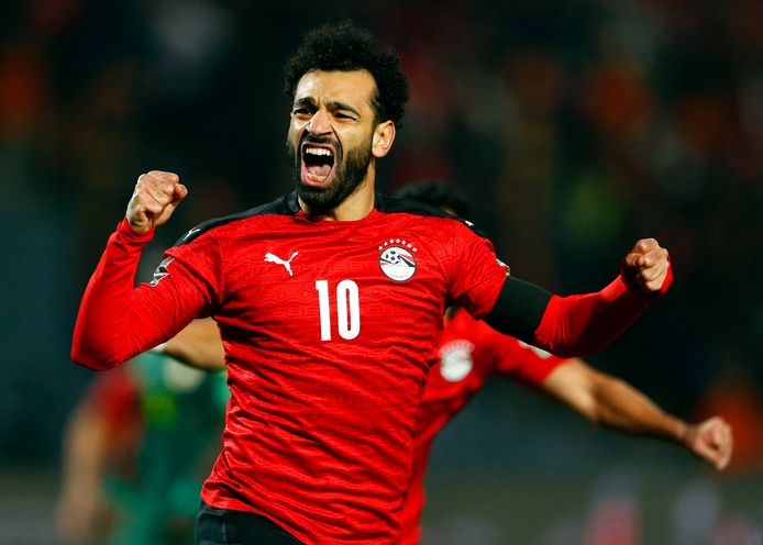 Mohamed Salah viert de 1-0 van Egypte.