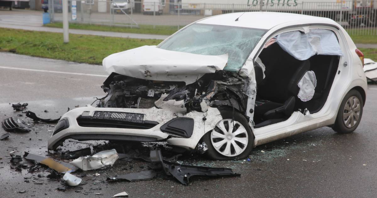 Vrouw uit auto bevrijd na ernstig ongeluk op N640 bij Oud Gastel