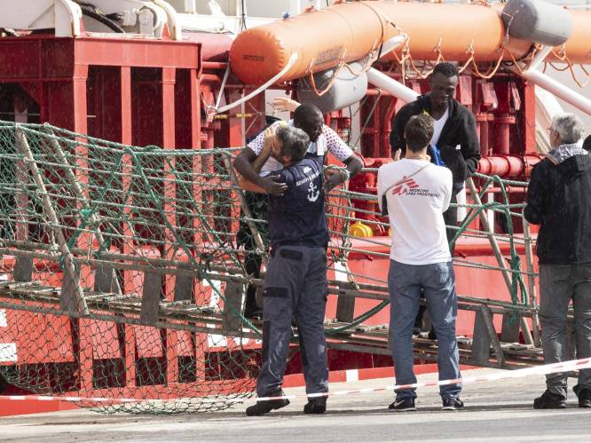Reddingsschip Ocean Viking brengt 104 migranten aan land in Italië