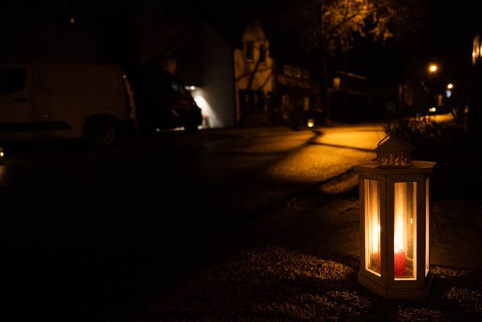 3Bewoners van de Hollekelderstraat steken Bernard en Margreet een hart onder de riem.