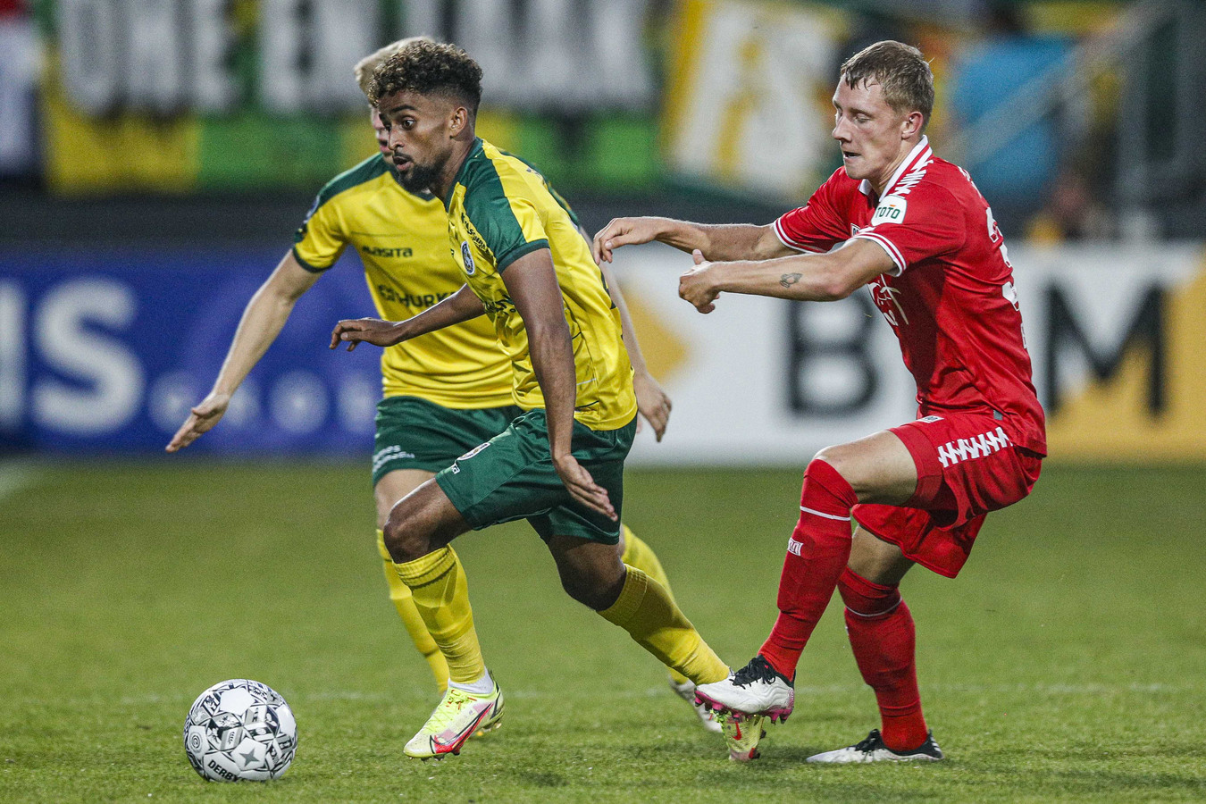 Jesse Bosch in duel met  Tesfaldet Tekie.