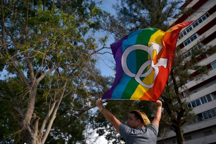 Een Cubaanse man met een regenboogvlag tijdens de Gay Pride in Havana.