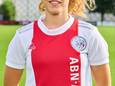 Danique Tolhoek in het shirt van haar nieuwe club Ajax.