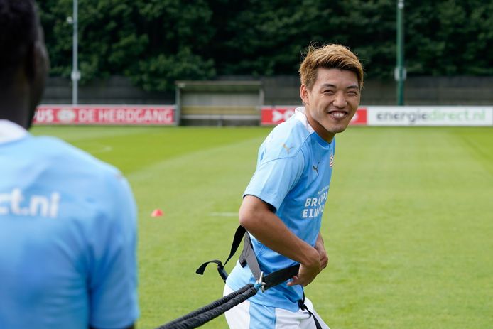 Ritsu Doan tijdens de training van PSV. Na twee weken quarantaine mocht hij zich bij de selectie van Roger Schmidt voegen.