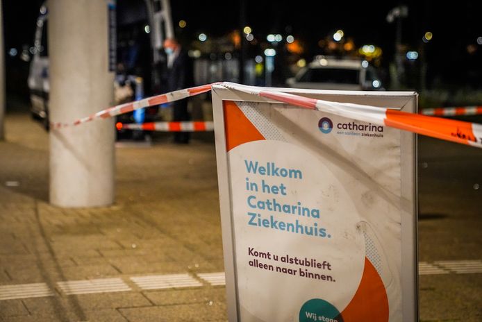 De hoofdingang van het Catharina Ziekenhuis in Eindhoven is dicht.