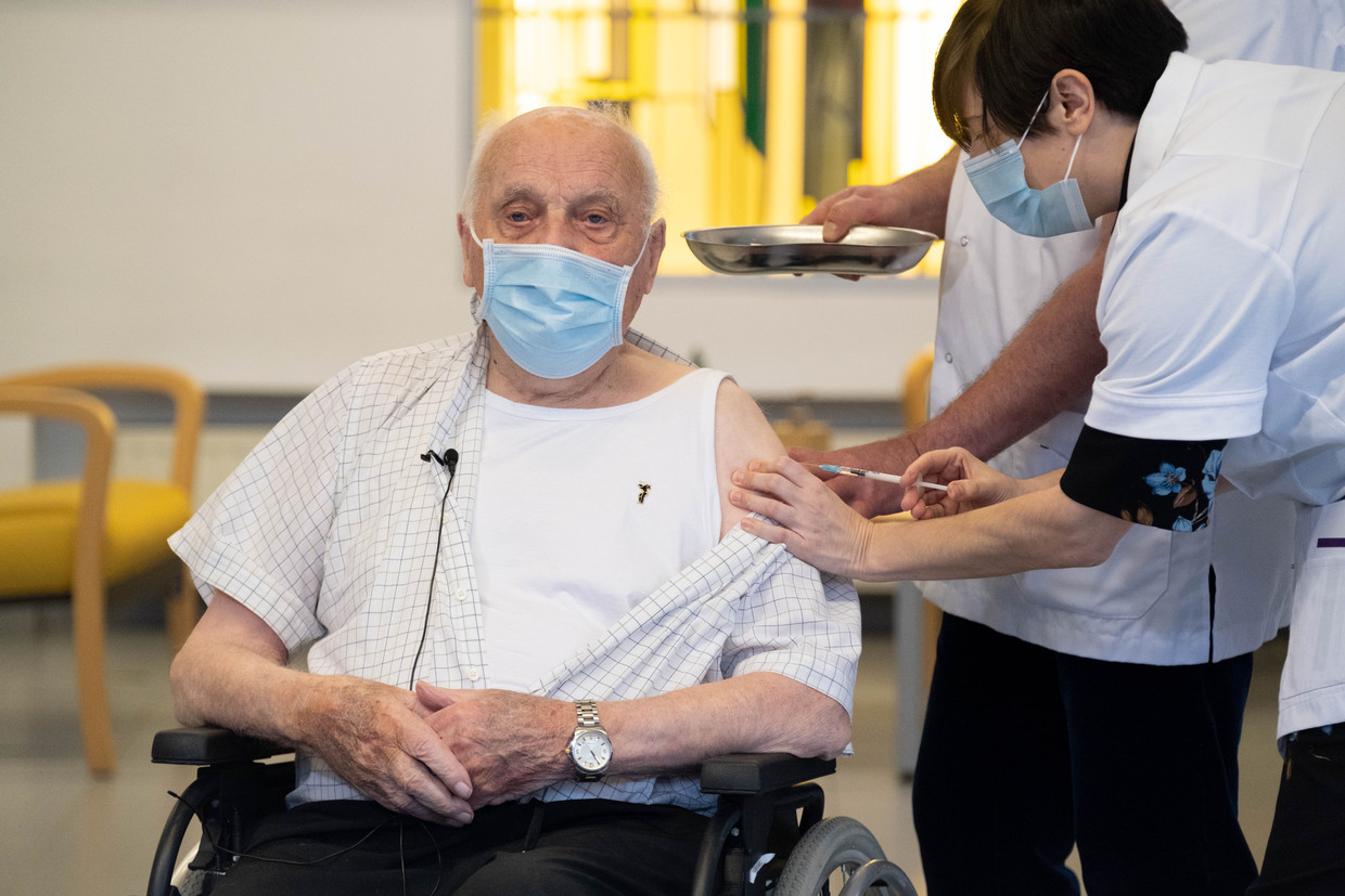 Jos Hermans kreeg een jaar geleden het eerste vaccin tegen Covid-19 toegediend. Beeld David Legreve