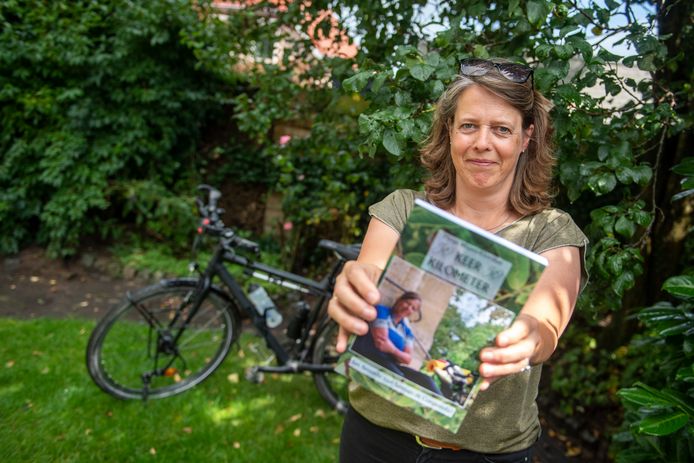 Marga Wispels-Klompjan fietste vanuit Nederland naar Santiago de Compostella, haalde veel geld op voor KWF kankerbestrijding en schreef over haar ervaringen een boek dat nu is uitgegeven.