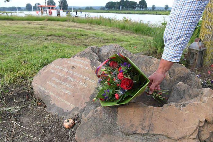 Bij het MH17-monument bij de gedenkboom aan de Maas bij Cuijk werden donderdag bloemen gelegd.