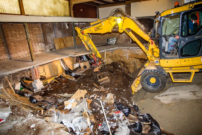 Na de ontdekking werd de kelder onder het gebouw in Raalte afgegraven.