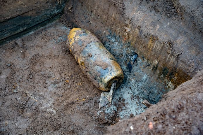 Archiefbeeld van de 500-ponder vliegtuigbom die eerder dit jaar werd gevonden op het MBI-terrein in Raalte.
