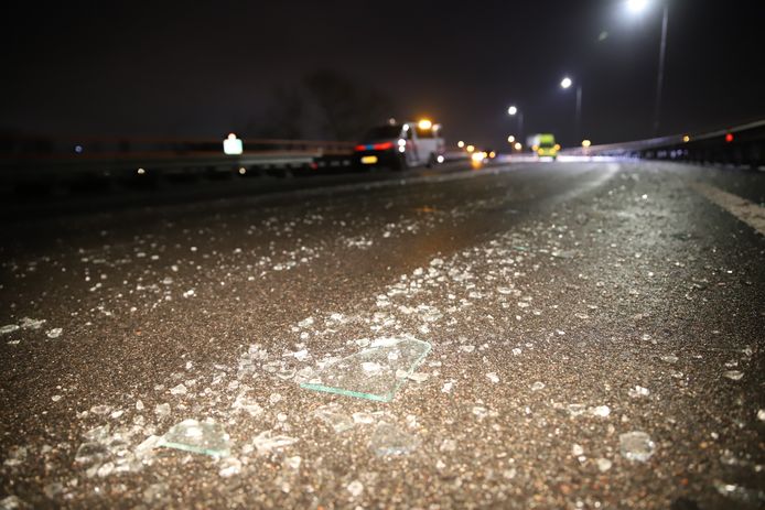 Op de snelweg A12 bij Den Haag lag een groot aantal glasscherven.