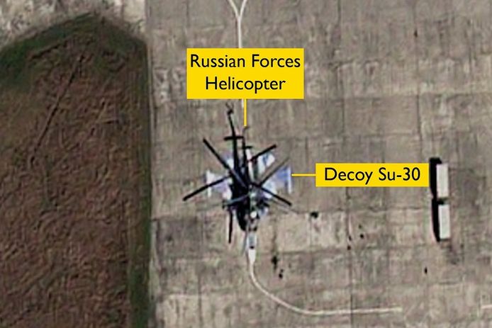 De Russische strijdkrachten laten afbeeldingen van gevechtsvliegtuigen schilderen op militaire vliegvelden, maar ze ondermijnen hun eigen misleidingspogingen door er met helikopters op te landen, aldus de Britten.